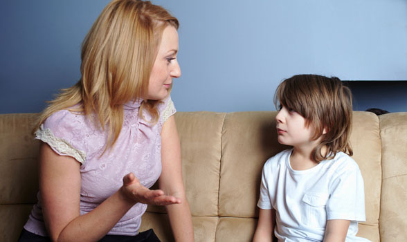 Madre hablando con su hijo