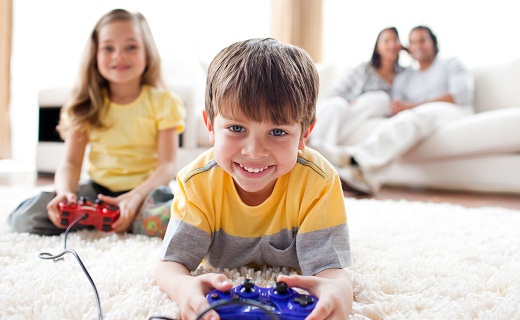 Niño jugando a la consola